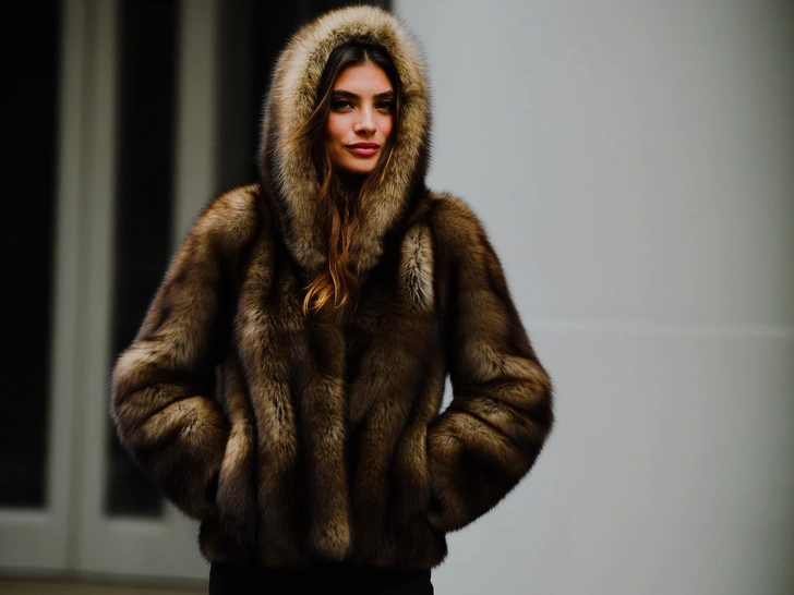 с чем носить шубу, с чем носить короткую шубу, с чем носить искусственную шубу, с чем носить норковую шубу, с чем носить белую шубу, с чем носить длинную шубу, с чем носить шубу с капюшоном | Источник: theDay/higgsfield 