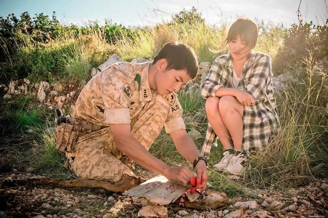 Главные герои&nbsp;— врач и военный | Источник: кадр из сериала «Потомки солнца», 2016–2017, реж. Ли Ын-бок, Пэк Сан-хун, Ю Джон-сон