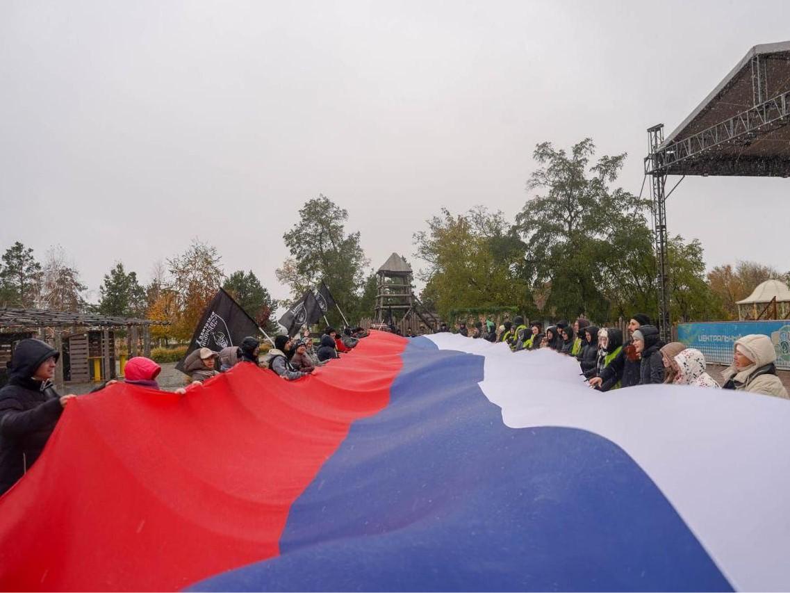 В центре Волгограда в снегопад развернули 100-метровый флаг России