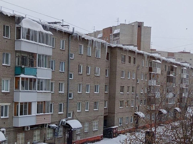 Сосульки выросли на крыше дома | Источник: читательница НГС