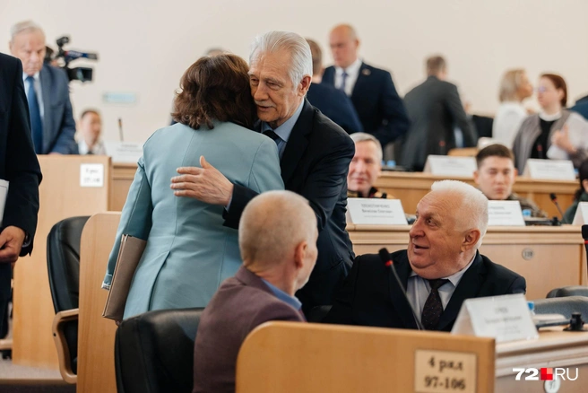 Вице-спикер облдумы Наталья Шевчик обнимается с бывшим главой Тюменского областного суда Анатолием Сушинских  | Источник: Ирина Шарова / 72.RU