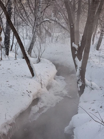 Пар продолжает подниматься над водой уже несколько часов | Источник: читатель НГС Иван