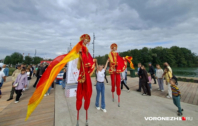 Возле одного из мостов можно было сфотографироваться с ходулистками | Источник: Алёна Воропаева / Voronezh1.ru