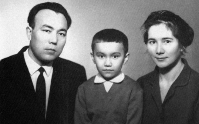Муртаза и Луиза Рахимовы в молодости и их сын | Источник: История Уфы и Башкортостана | Ваши фотографии / Vk.com