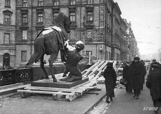 Аничков мост. Снятие скульптурных групп. 1941 год. Неизвестный фотограф. | Источник: КГИОП
