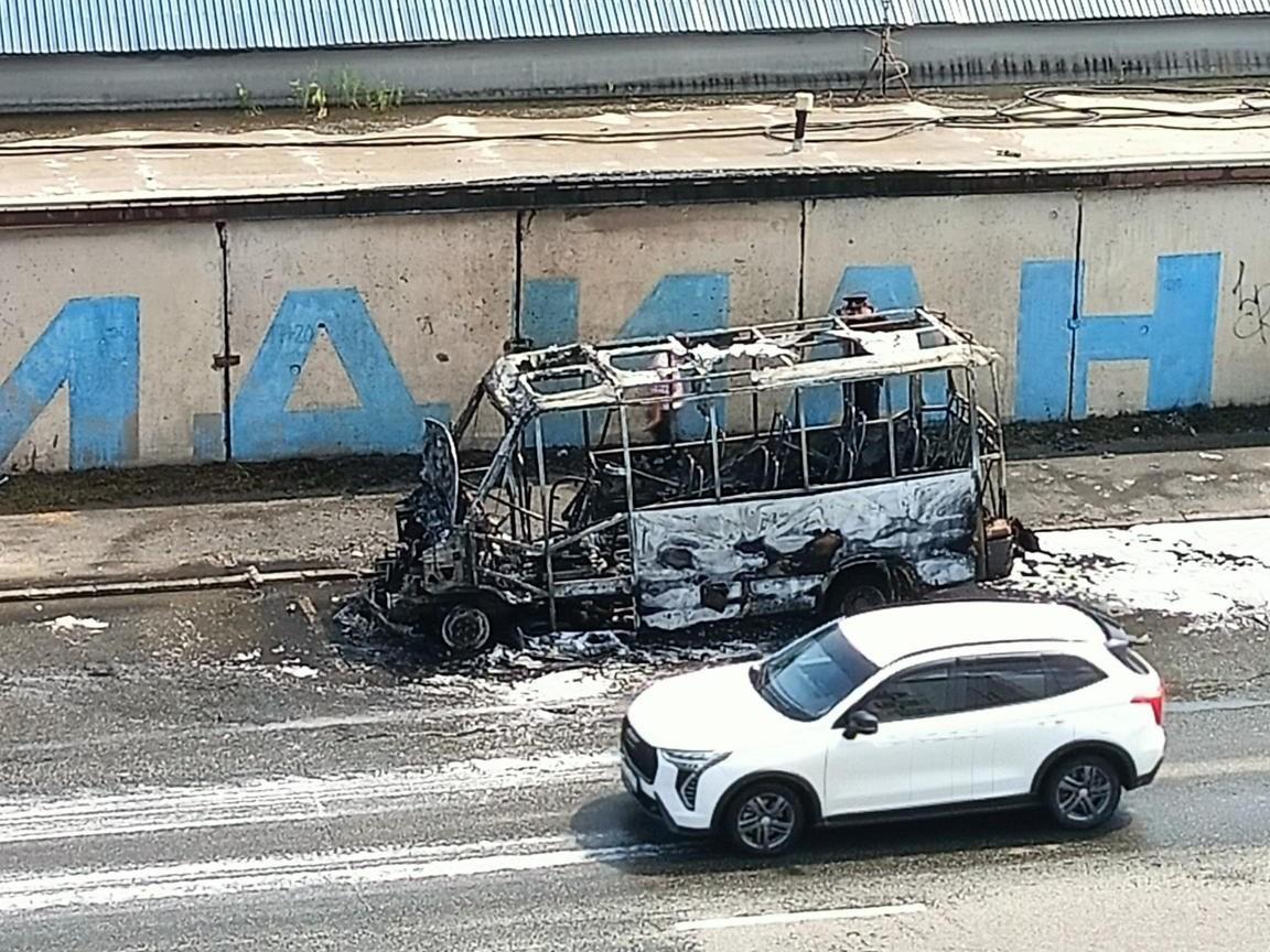 В районе вокзала в Челябинске сгорел пассажирский микроавтобус
