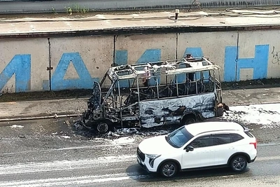 В Челябинске сгорел пассажирский микроавтобус