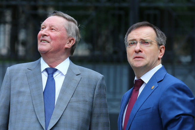 Во время мероприятия Иванов и Мединский постоянно о чем-то переговаривались | Источник: Ведяшкин Сергей / Агентство «Москва»