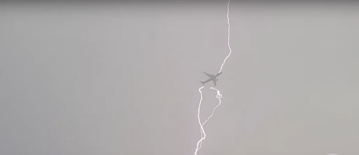 Момент попадания молнии в пассажирский самолет зафиксирован на видео