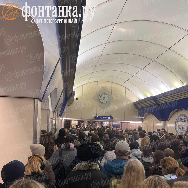 «Комендантский проспект» закрывали на вход из-за остановки эскалатора | Источник: читатель «Фонтанки»