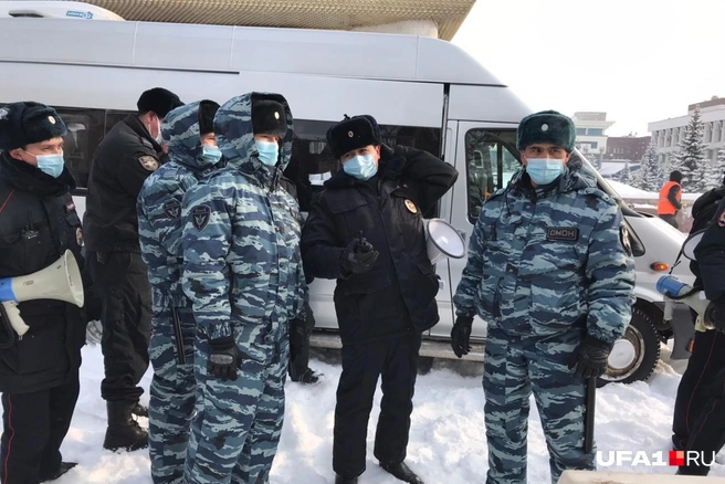 Сотрудник с громкоговорителем позже начал призывать людей разойтись