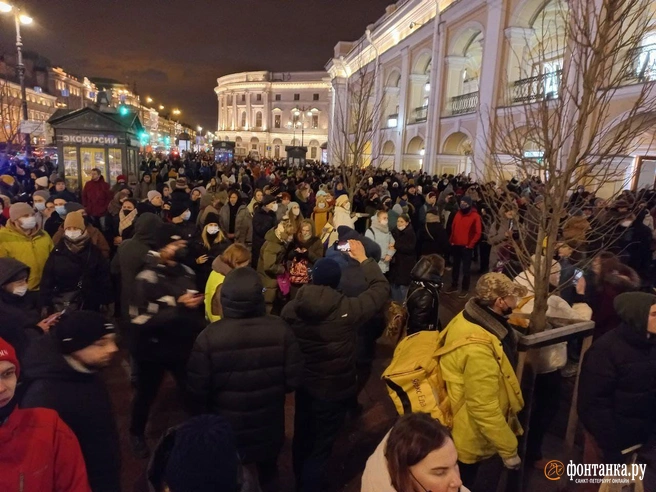 Вдоль Гостиного двора плотная толпа. Противники спецоперации на Украине не расходятся | Источник: Павел Каравашкин/«Фонтанка.ру»
