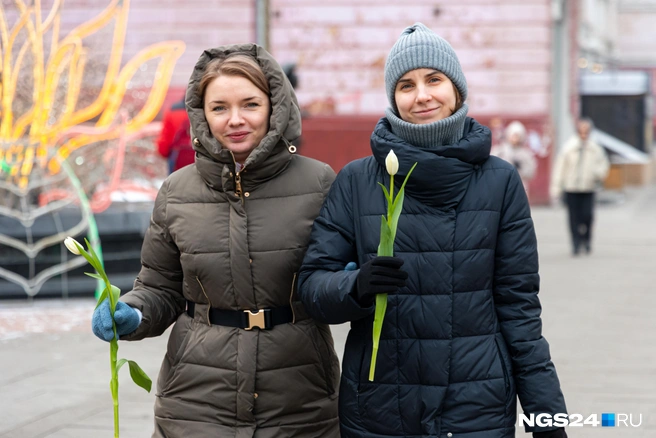 Цветы подарили на улице | Источник: Мария Ленц / NGS24.RU