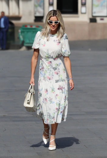 Эшли Робертс в Лондоне | marieclaire.ru