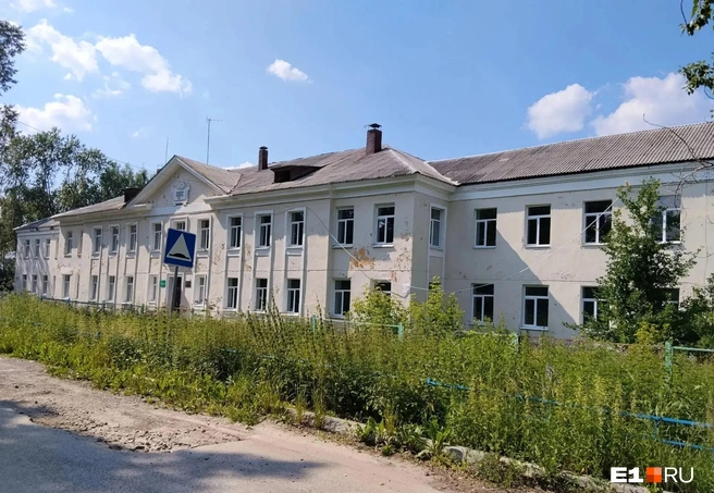 Власти признали: ремонтировать школу не имеет смысла, здание находится в аварийном состоянии | Источник: Екатерина, читательница E1.RU