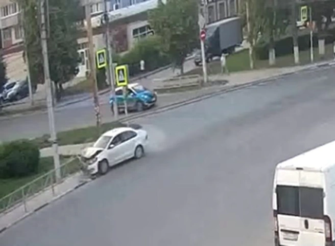 Видео: в центре Рязани легковушка сносит ограждение | ya62.ru