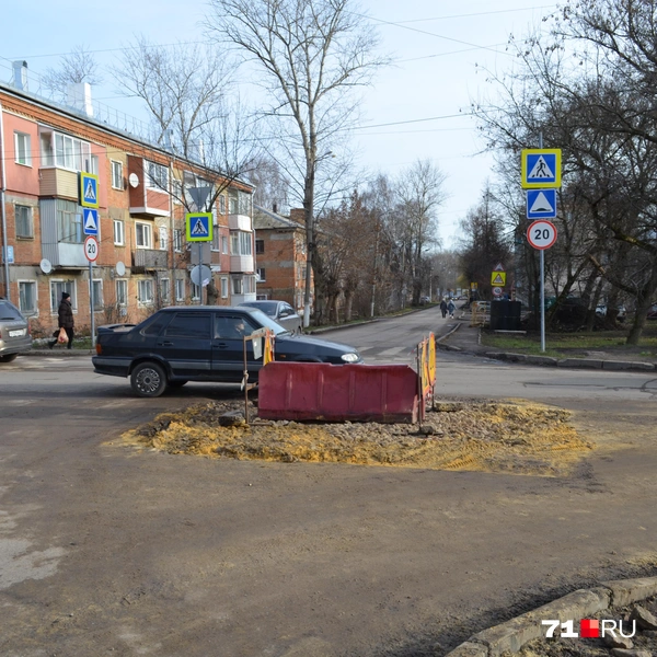Раньше здесь был вырыт котлован&nbsp;— сейчас его уже заделали | Источник: Максим Улитов / 71.RU