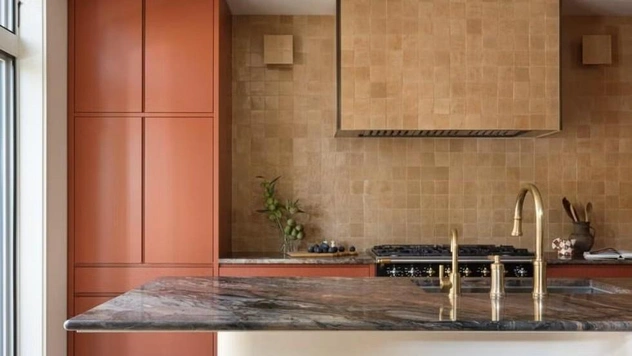 7 способов спрятать холодильник на кухне