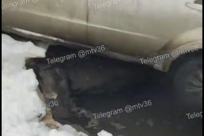 Автомобиль провалился под асфальт в центре Воронежа