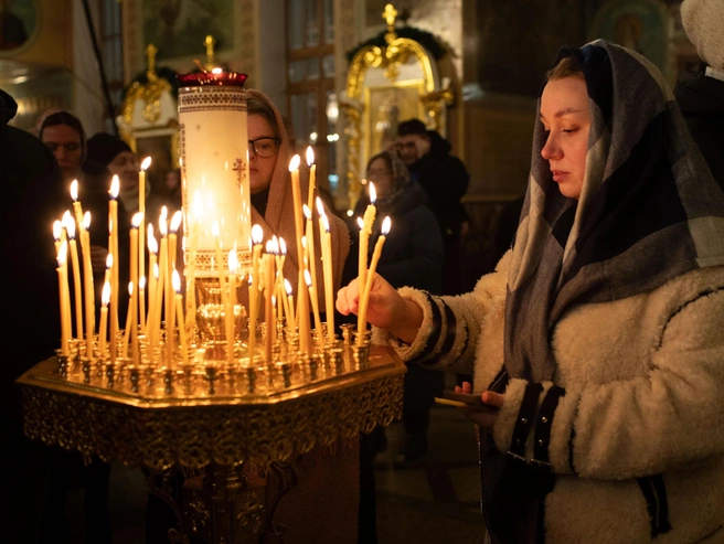 На службу пришло множество верующих из Новосибирска. | Источник: Андрей Бортко / NGS.RU