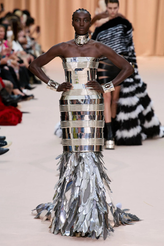 Не оторвать глаз: самые восхитительные вечерние платья на Неделе высокой моды в Париже
