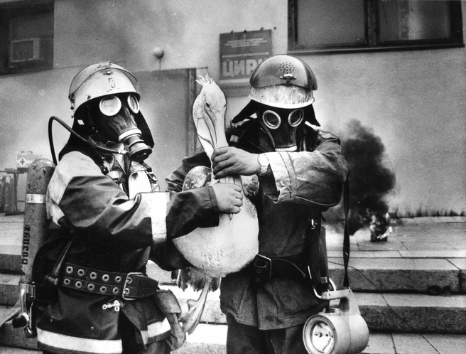 Челябинские пожарные во время учений у здания цирка. 1994 год | Источник: Б. Каулин, фонды ОГАЧО 
