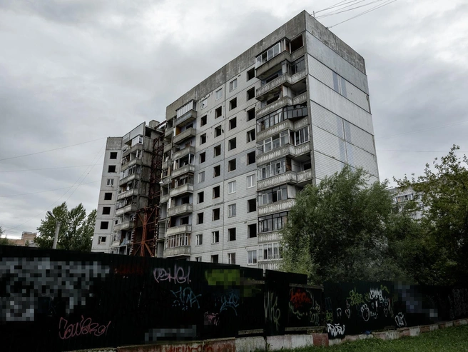 Большая часть забора исписана граффити, из-за чего место выглядит еще более жутко | Источник: Александр Куренной / 76.RU
