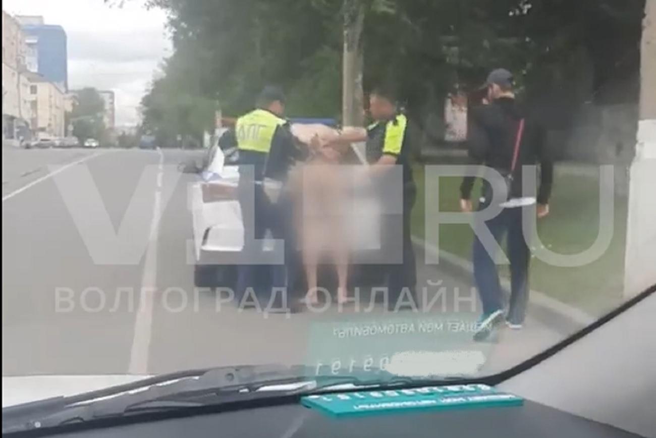 В Волгограде сняли на видео мужчину, гулявшего в костюме Адама