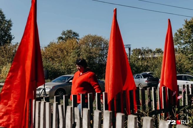 В организации похорон приняли участие и местные власти. Возле ограды дома погибшего они поставили кроваво-красные флаги с советским налетом | Источник: Ирина Шарова / 72.RU