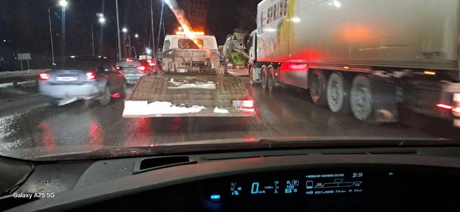 Снимок сделан 3 февраля в 20:40. В это время на Московском тракте редко бывают пробки  | Источник: Светлана / Telegram