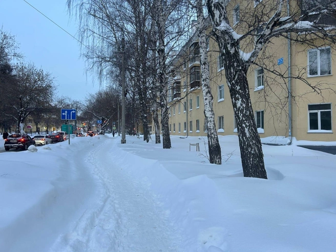 Дом по Народной, 30 засыпало по периметру почти метровыми сугробами | Источник: Светлана Бакшеева