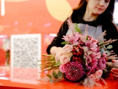 Технология и цветы: AliExpress открыл необычный киоск в Москве