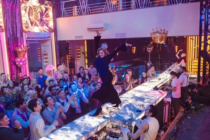 По сюжету картины Екатерина II попадает в современный Петербург 