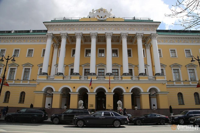 Four Seasons находится в центре Петербурга, рядом с Исаакиевским собором. Номера там не могут быть дешевыми  | Источник: Павел Каравашкин / «Фонтанка.ру»