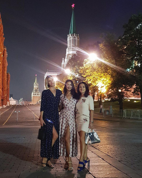 Ирина Шейк зажигает с подругами в Москве