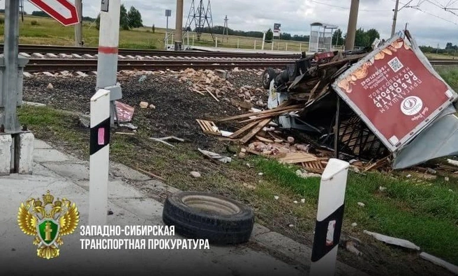Машина перевернулась на крышу | Источник: «Западно-Сибирская транспортная прокуратура» / t.me