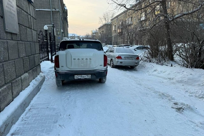 Тротуар в Новосибирске занят машинами и сугробами