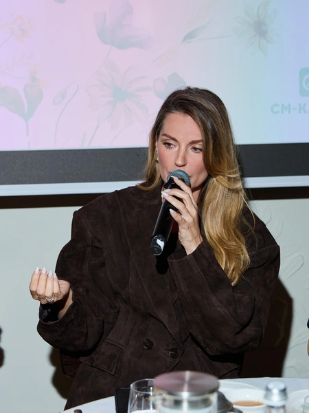 Александра Савелева уже не только певица, но и дипломированный психолог | Источник: Gleb_Kordovsky