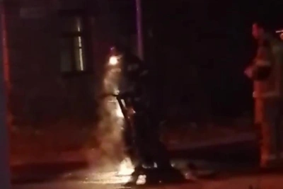 Питбайк вспыхнул и сгорел в Волгограде — видео