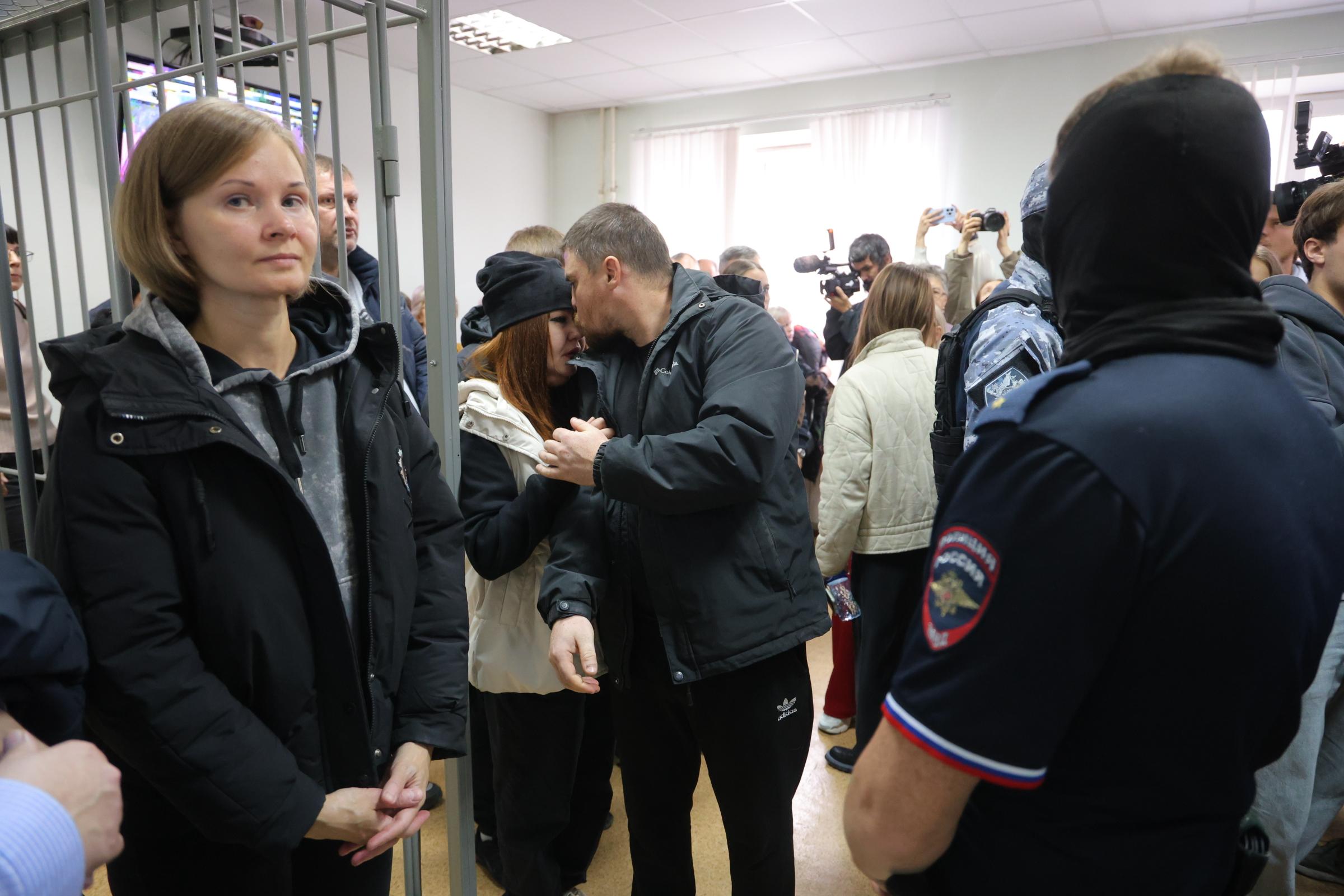 «Вам же жить с этим!» На Урале потерявшие детей при взрыве дома криками встретили приговор газовщикам — они считают их невиновными