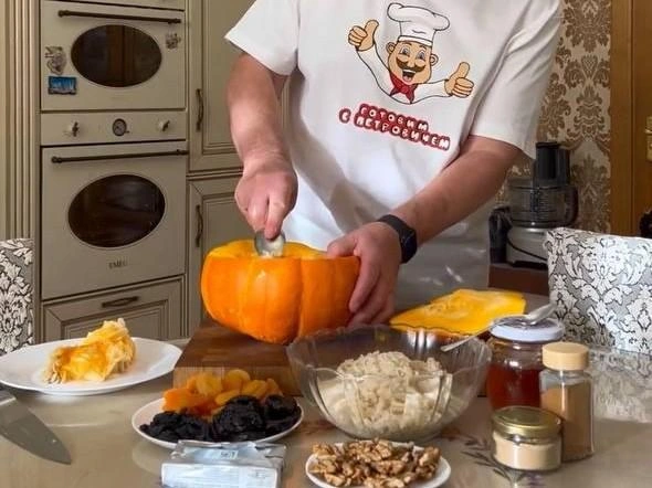 Удаляем внутренности тыквы | Источник: Сергей Маненков / VK