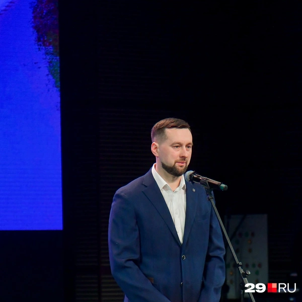Совладелец компании «Помор» Константин Федоров, который изготавливает мотособаки, объявлял победителя в номинации «Сделано в Поморье» | Источник: Иван Митюшёв / 29.RU