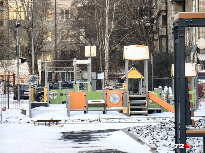 Одну из детских площадок уже смонтировали  | Источник: Павел Красоткин / 72.RU 