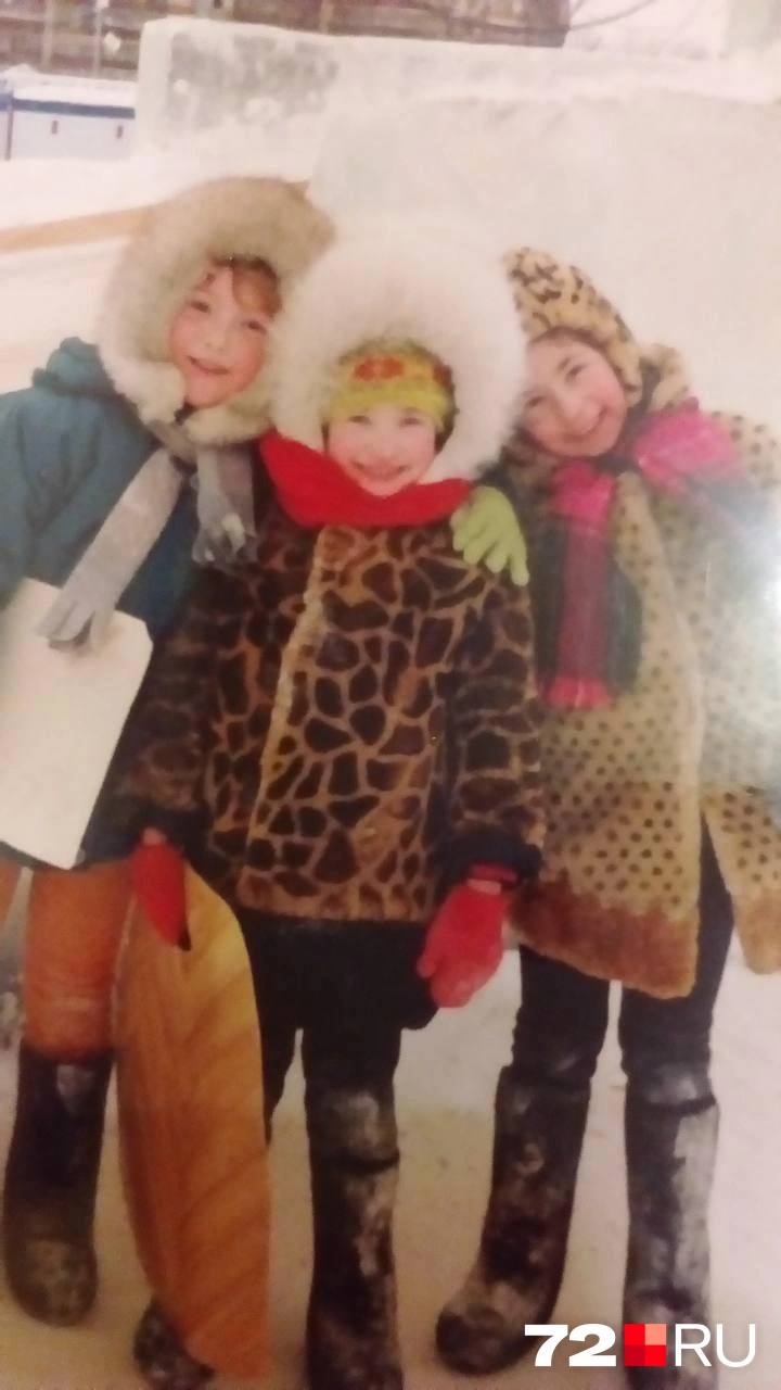 Примерно середина 90-х. На фото — наша Мария Токмакова (справа) с подружками | Источник: 72.RU