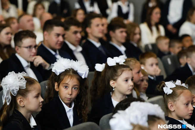 Первые минуты вертели головами и искали глазами родителей | Источник: Евгений Софийчук / NGS55.RU