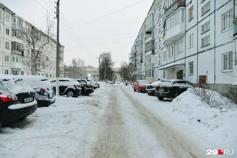 Так выглядит проезд вдоль дома, за сохранность которого беспокоятся люди | Источник: Иван Митюшёв