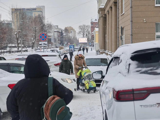 На некоторых участках рядом с консерваторией запрещающие знаки отсутствуют, что приводит к стихийной парковке и помехам для пешеходов. | Источник: Александр Ощепков / NGS.RU