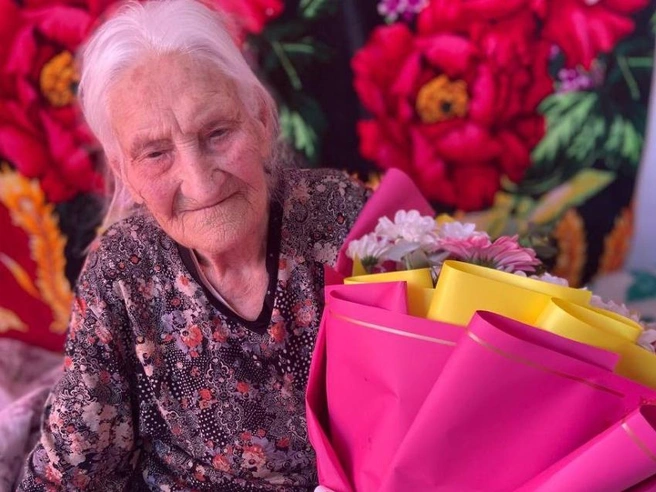 Екатерину Анифовну наградили юбилейной медалью | Источник: Петровск-Забайкальский комплексный центр «Ветеран»