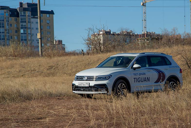 Блондинка, брюнетка и шатенка за рулем Volkswagen Tiguan