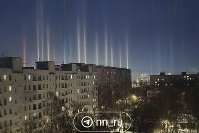 Морозные световые столбы озарили небо Нижнего Новгорода